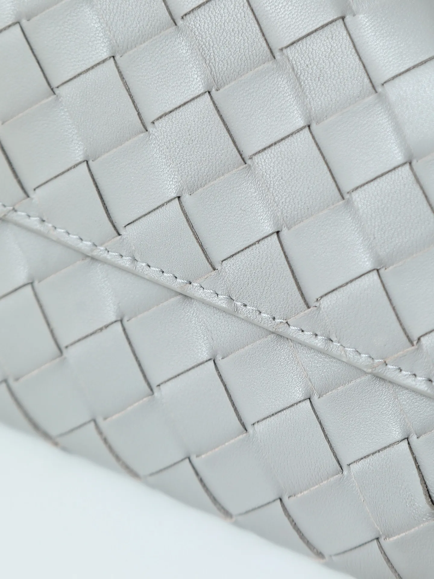 Batch 1540. The BV Andiamo evening handbag has been heavily cultivated again~ The designer aesthetics of the era of economic downturn are back. You fall in love with it at first sight and can't put it down. It's so beautiful. It's full of aura. The shape and texture are very competitive. It's lightweight and has sufficient capacity. It's a must-have for fashionistas. It's suitable for many occasions, minimalist, high-end and light luxury. Style number: 741511 Size: 31*13*3cm